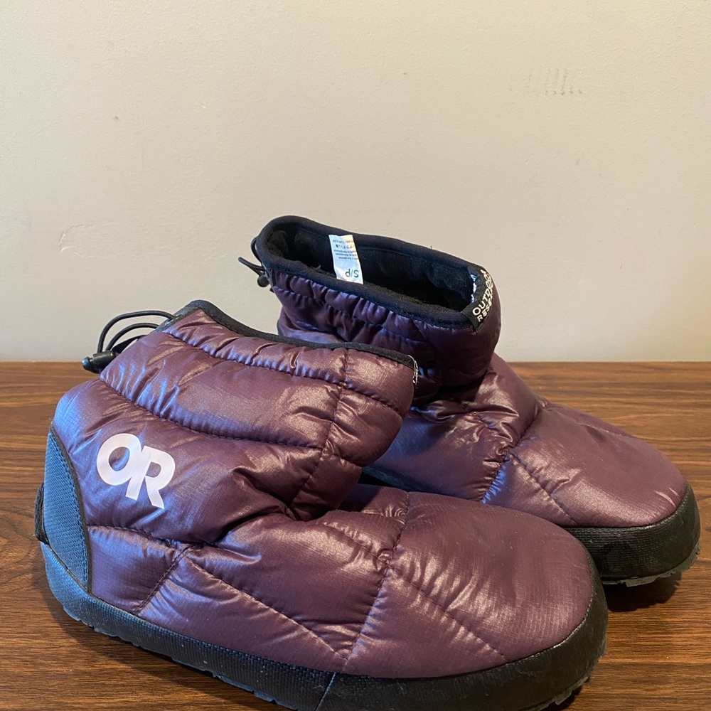Outdoor Research Padded Slip-On Booties in Deep Plum